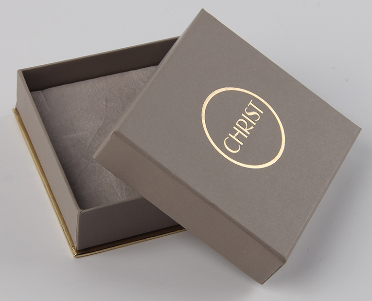 手環(huán)禮品盒工廠教懂你怎么區(qū)分uv和覆膜的光亮 手環(huán)禮品盒工廠教懂你怎么區(qū)分uv和覆膜的光亮