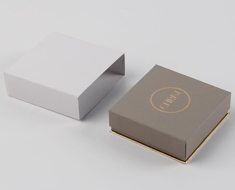 手環(huán)禮品盒工廠教懂你怎么區(qū)分uv和覆膜的光亮 手環(huán)禮品盒工廠教懂你怎么區(qū)分uv和覆膜的光亮