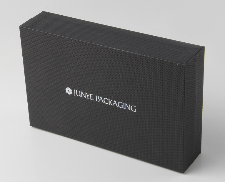 t恤的包裝盒用專色訂做不怕跑偏是因?yàn)檫x對紙 t恤的包裝盒用專色訂做不怕跑偏是因?yàn)檫x對紙