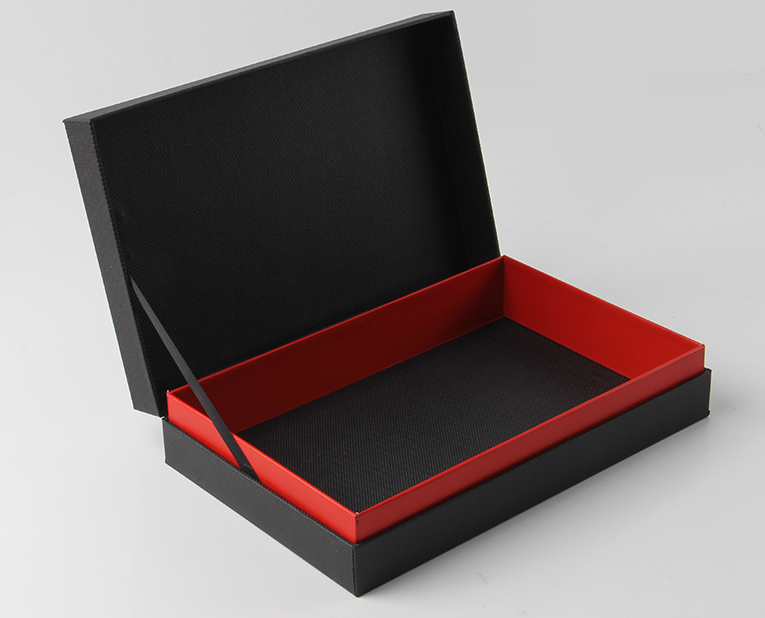 t恤的包裝盒用專色訂做不怕跑偏是因?yàn)檫x對紙 t恤的包裝盒用專色訂做不怕跑偏是因?yàn)檫x對紙