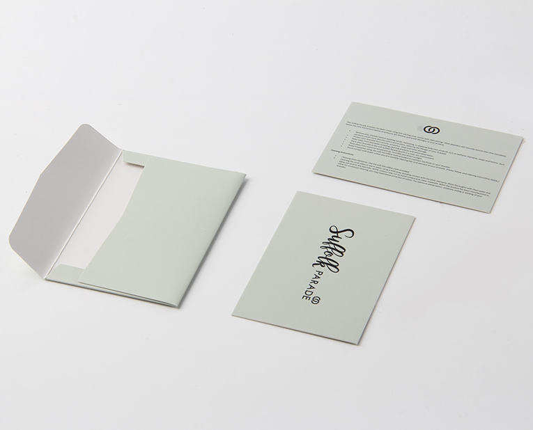 褲子的吊牌定做如果選擇合版印刷，記得考慮1個(gè)因素