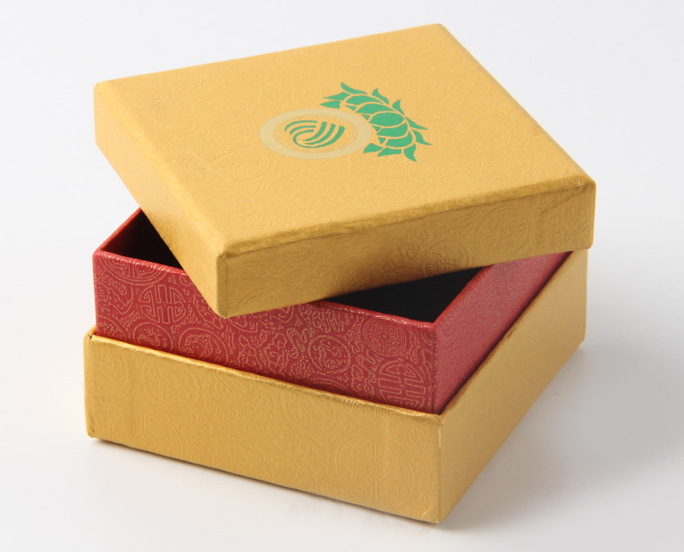 代表化妝品盒子廠家的老師傅，仔細(xì)比對(duì)3個(gè)小時(shí)，只為品質(zhì)