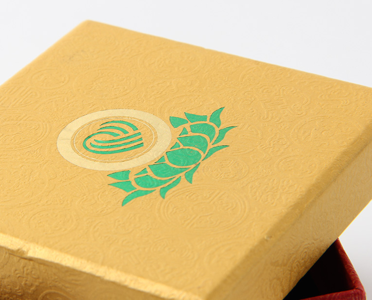 代表化妝品盒子廠家的老師傅，仔細(xì)比對(duì)3個(gè)小時(shí)，只為品質(zhì)