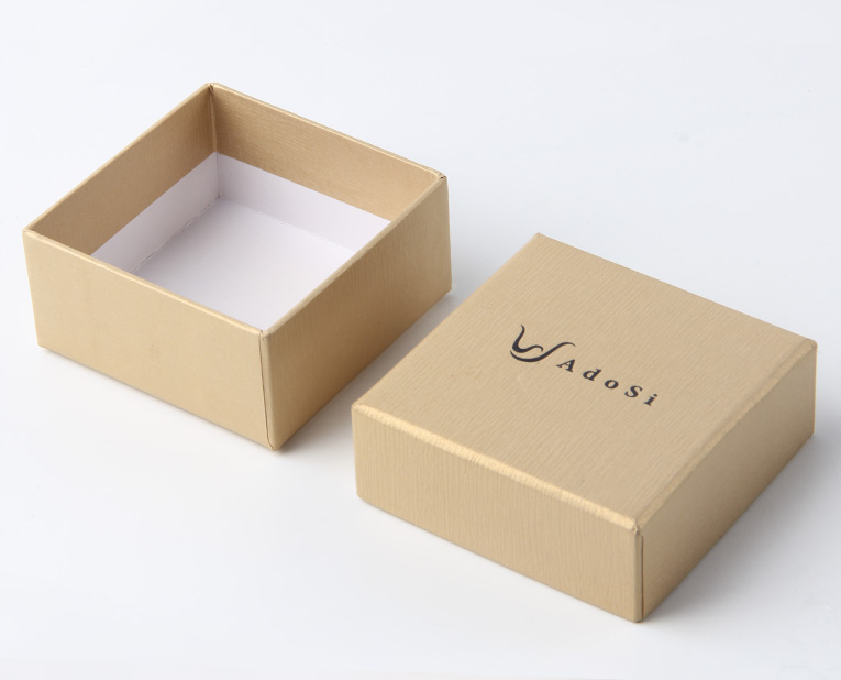 化妝品盒子的制造商師傅早上校對完顏色，下午還要處理橡皮布