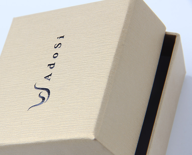 化妝品盒子的制造商師傅早上校對完顏色，下午還要處理橡皮布