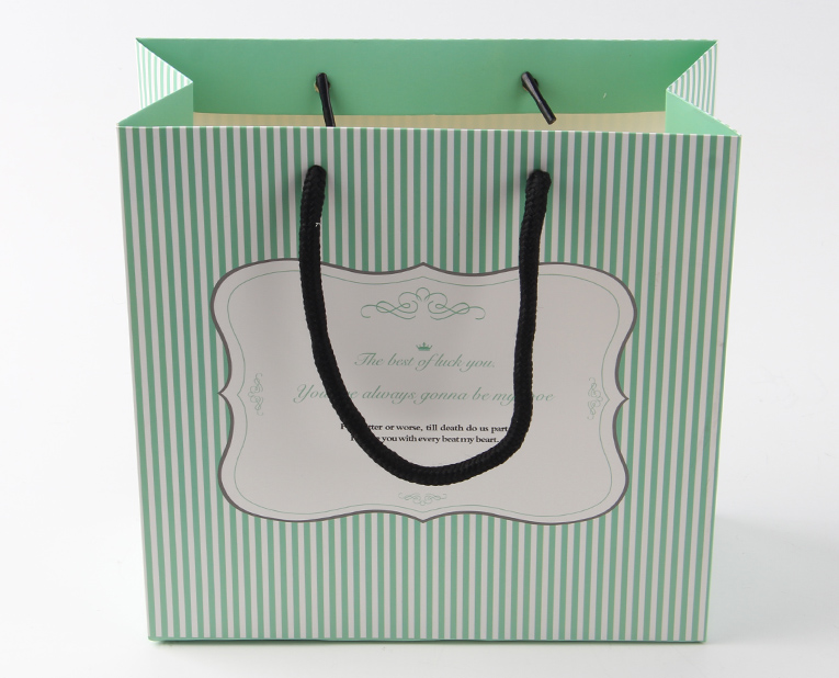 化妝品的包裝袋在訂做時(shí)必須區(qū)分清紅、白2種燥油