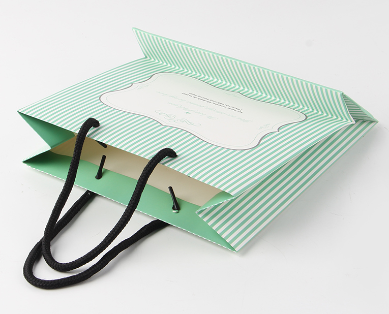 化妝品的包裝袋在訂做時(shí)必須區(qū)分清紅、白2種燥油