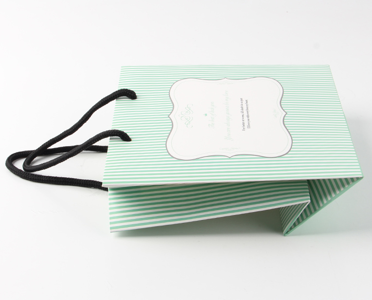 化妝品的包裝袋在訂做時(shí)必須區(qū)分清紅、白2種燥油