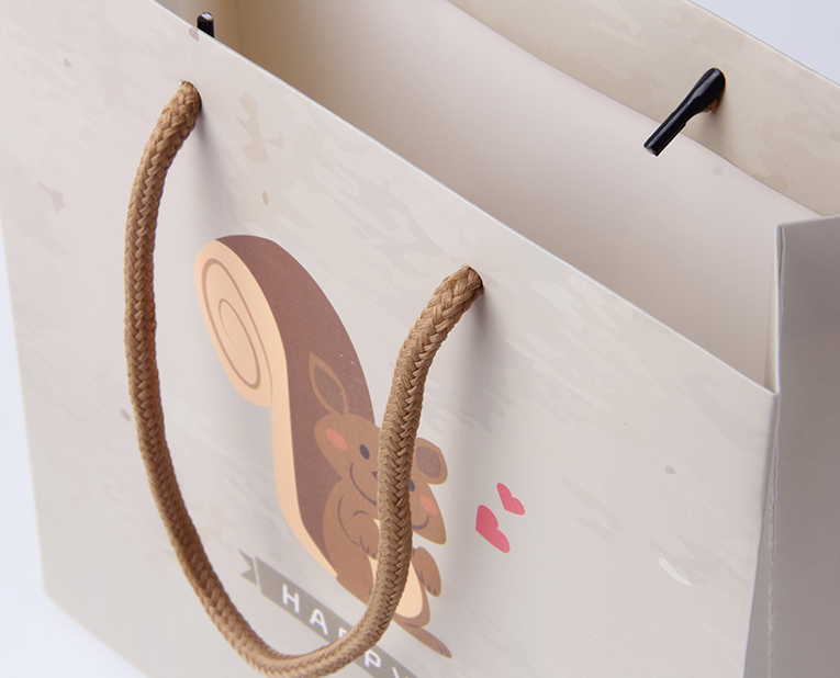 服裝紙袋在面對(duì)年底的訂做潮面前得理性、專業(yè)處理