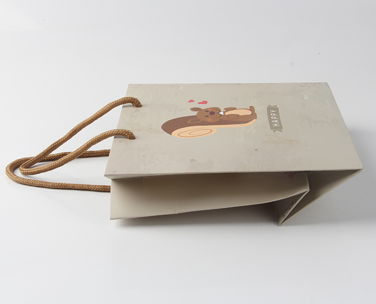 服裝紙袋在面對(duì)年底的訂做潮面前得理性、專業(yè)處理