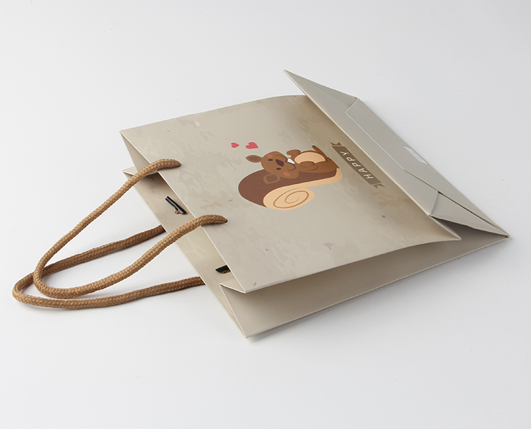 服裝紙袋在面對(duì)年底的訂做潮面前得理性、專業(yè)處理