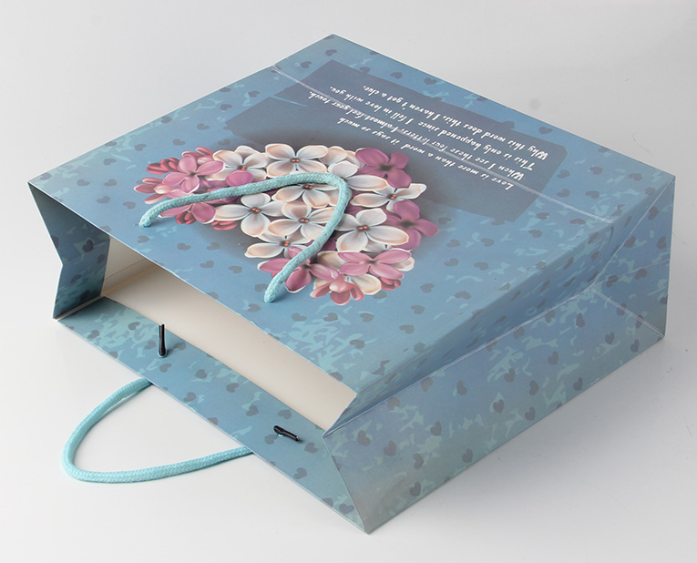 衣服的禮品袋在年底廠家?guī)煾狄ＷC黏度，需要很大功夫