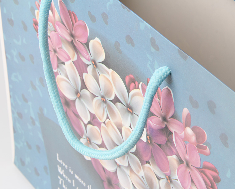 衣服的禮品袋在年底廠家?guī)煾狄ＷC黏度，需要很大功夫