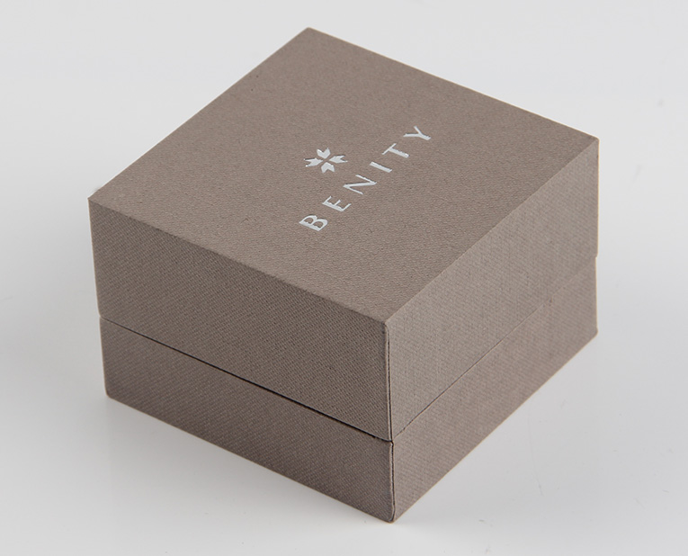 珠寶精裝盒廠寄過來的樣品，你得聽我的這樣檢查才行！