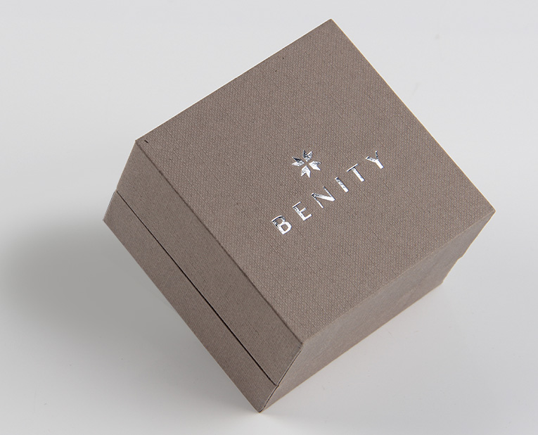 珠寶精裝盒廠寄過來的樣品，你得聽我的這樣檢查才行！