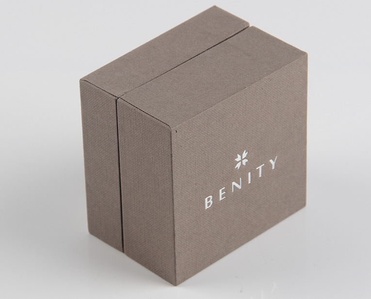 珠寶精裝盒廠寄過來的樣品，你得聽我的這樣檢查才行！