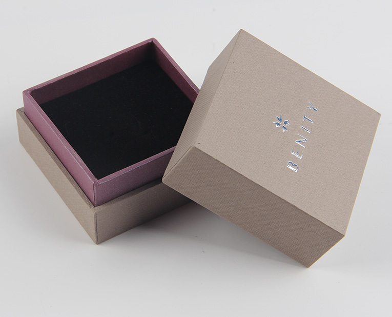 珠寶精裝盒廠寄過來的樣品，你得聽我的這樣檢查才行！