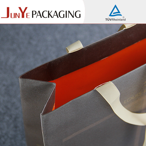 保健品想要在9月做出疊印的禮品袋那么工廠師傅這樣做就肯定是有實力的 保健品想要在9月做出疊印的禮品袋那么工廠師傅這樣做就肯定是有實力的