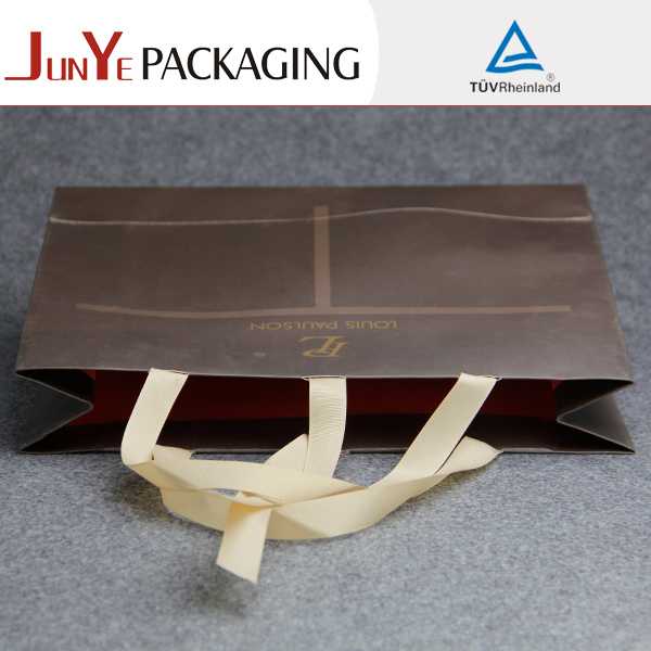 保健品想要在9月做出疊印的禮品袋那么工廠師傅這樣做就肯定是有實力的 保健品想要在9月做出疊印的禮品袋那么工廠師傅這樣做就肯定是有實力的