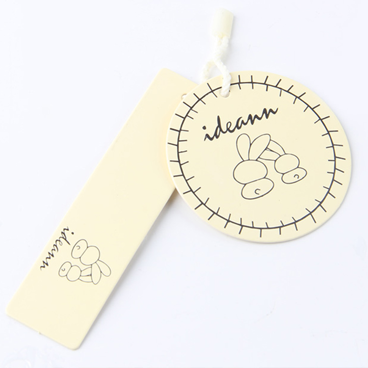 服裝的吊牌該怎么設(shè)計？問問生產(chǎn)廠家的設(shè)計師更靠譜