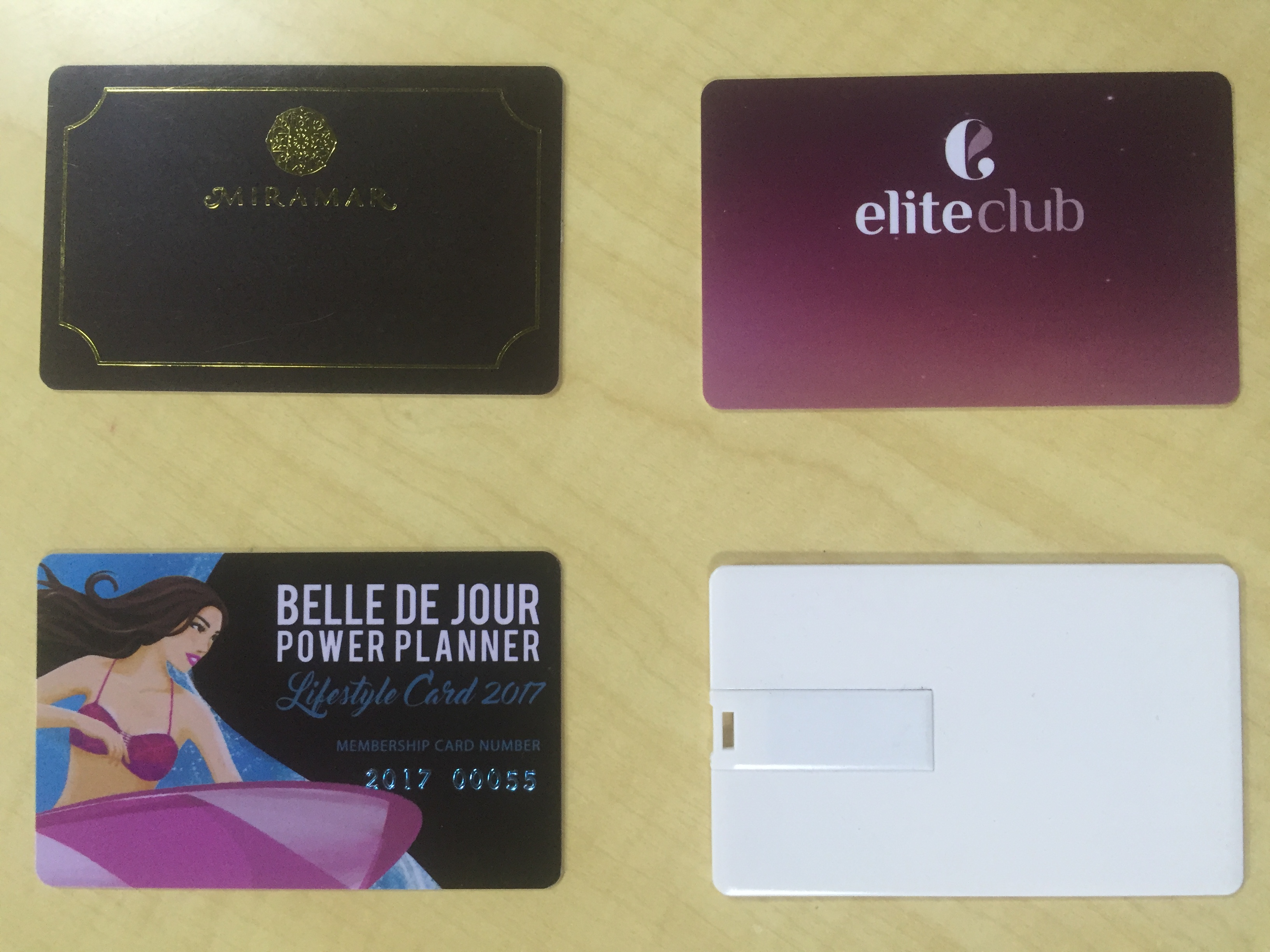 因?yàn)閮?nèi)衣吊牌標(biāo)簽用pvc還是傳統(tǒng)紙牌訂做問(wèn)題，成了尬聊