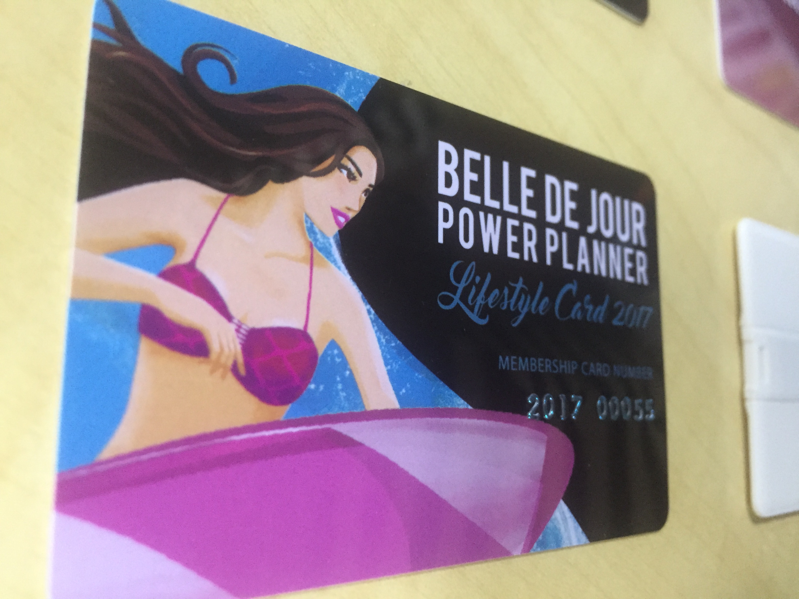 因?yàn)閮?nèi)衣吊牌標(biāo)簽用pvc還是傳統(tǒng)紙牌訂做問(wèn)題，成了尬聊