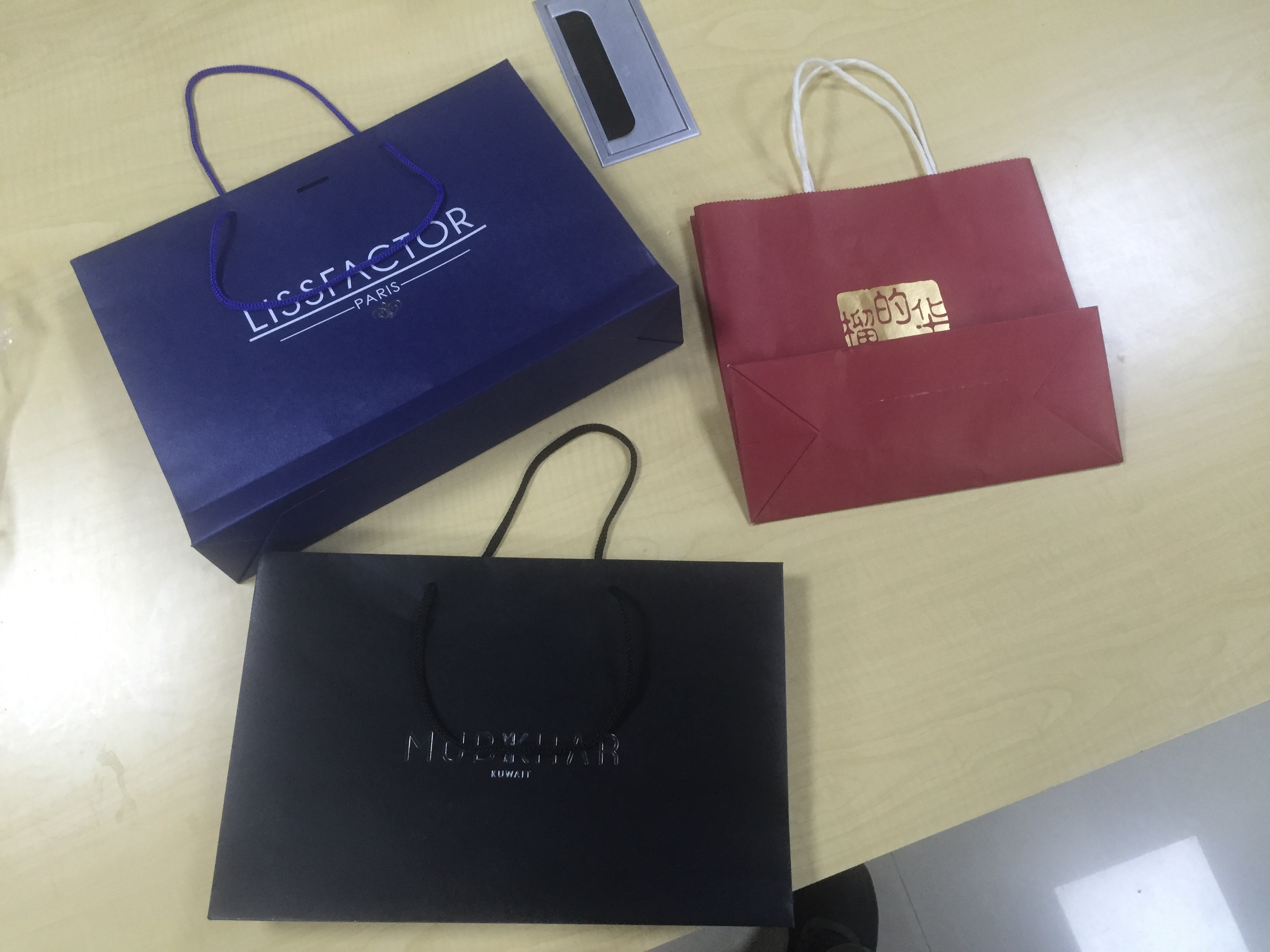 3個簡單細(xì)節(jié)的襯衫紙袋設(shè)計，能讓消費(fèi)者有不一樣的體驗